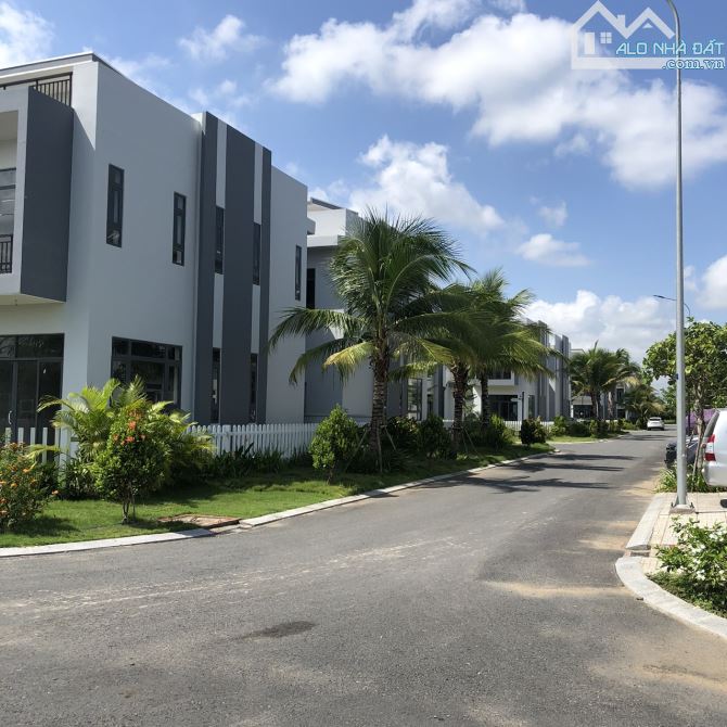 Bán biệt thự sổ hồng riêng,vay được ngân hàng 8x17 (136m2),mặt tiền tỉnh lộ 824, giá 3ty1