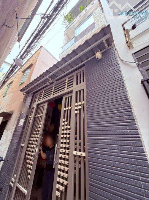 Nhà đẹp 4 tầng, không QH, Đoàn Văn Bơ, giá 3,48 tỉ.