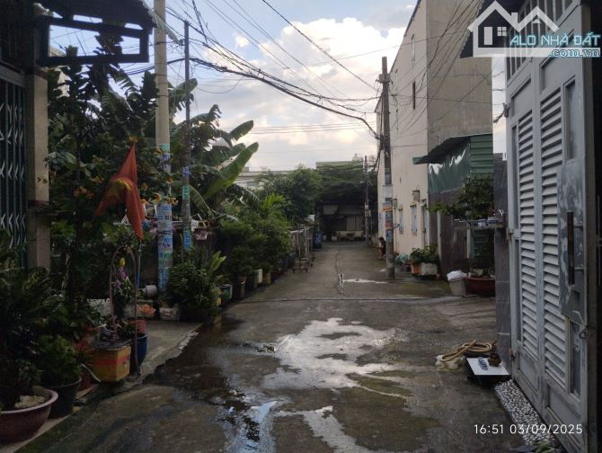 Căn hộ dịch vụ HXH 6M.  Kế bên trung tâm Trung Chánh, khu dân cư đông đúc.