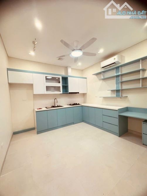 Tập thể Võ Thị Sáu ngay mặt phố 70m , 2 ngủ, ô tô dưới sân.