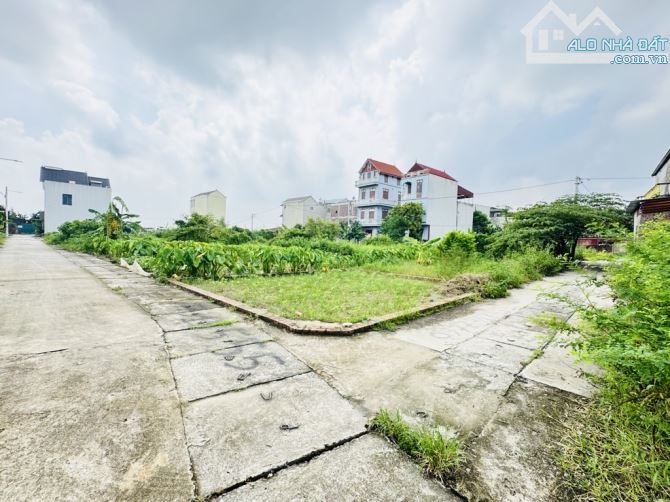 GẦN NGAY DỰ ÁN CÔNG VIÊN CÔNG NGHỆ TRUYỀN THÔNG ĐƯỜNG THOÁNG RỘNG  Ô TÔ 9 CHỖ VÀO TẬN ĐẤT.