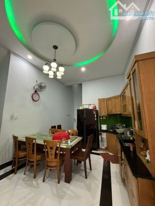 Bán nhà 1 trệt 1 lầu, 245m2 đất đường Cao Thắng, gần vòng xoay Lê Duẩn