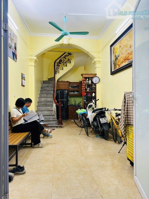 Bán nhà Đê La Thành, 28M2 x 5 tầng, giá 6.8 tỷ