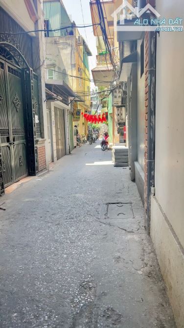 Bán nhà Ngã Tư Sở. DT: 50/60m, 4 tầng, MT: 5m. Ô tô vào nhà.Giá: 13,8 tỷ