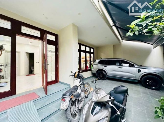 Bán nhà Xuân Đỉnh. Căn góc, DT: 124m, 5 tầng, MT: 10m. THANG MÁY. Giá: 38 tỷ