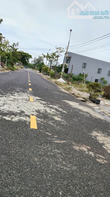 MỘT LÔ DUY NHẤT - NAM VIỆT Á - KẾ LÔ GÓC - DT ĐẤT 110 M 2 ( 5 X 22 ) VUÔNG VẮN - VỊ TRÍ ĐẸ
