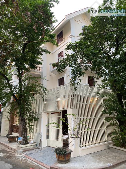 Cho thuê biệt thự đẹp đẳng cấp lô góc KDT Mỹ Đình. DT 220m2, 1 hầm, 4 nổi. Giá 80 tr/thg