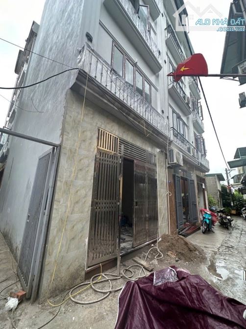 5 TỶ BÉ . BA GÁC TRÁNH XE MÁY  ĐỖ CỬA . GẦN Ô TÔ . LĨNH NAM .  35 M2 . 5 TẦNG . 3 NGỦ .