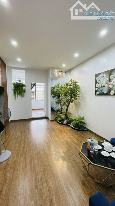CẦN BÁN CĂN TẬP THỂ HOÀNG QUỐC VIỆT 3 NGỦ, BAN CÔNG, OTO TRÁNH, GIÁ 4,52 TỶ - 1