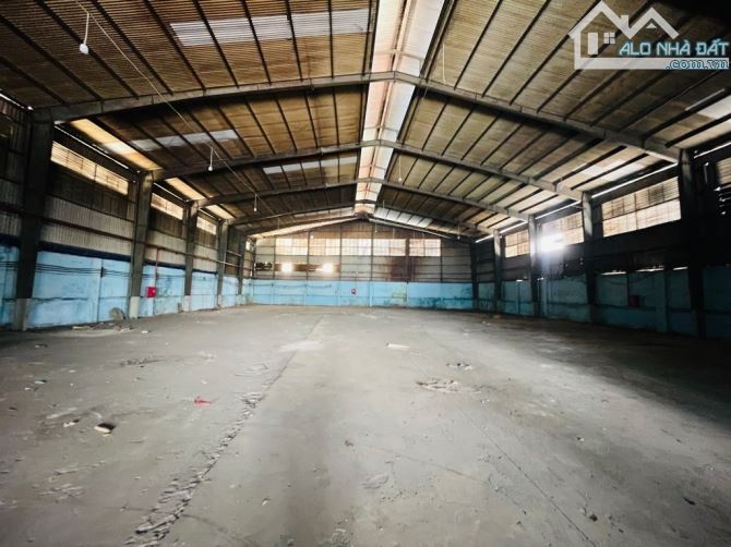NHÀ XƯỞNG - MẶT TIỀN QUỐC LỘ 1A - GẦN NGÃ TƯ BÀ HÔM - DT 1600M - ĐIỆN 3PHA - HỆ THỐNG PCCC - 1