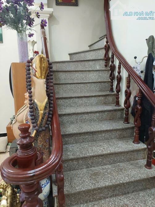 Cho Thuê nhà nguyên căn mặt ngõ 81 phố Trạm -55 m2 - 3 ngủ - ô tô - 1
