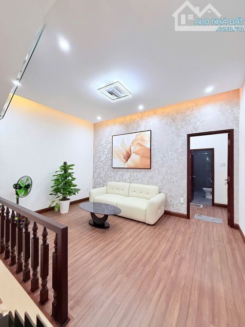 Nhà 3 tầng mặt tiền Cần Giuộc , DT:90m , ngang 5m . Nhà mới đẹp full nội thất - 1