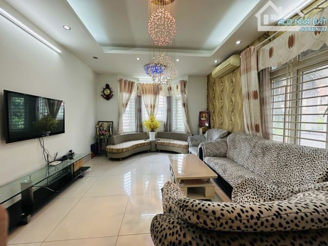 🏡 BIỆT THỰ HIM LAM TRUNG SƠN – SÁT QUẬN 7 🏡 250m² (12.5 x 20m) – 1 hầm, 3 tầng, 10PN - 1
