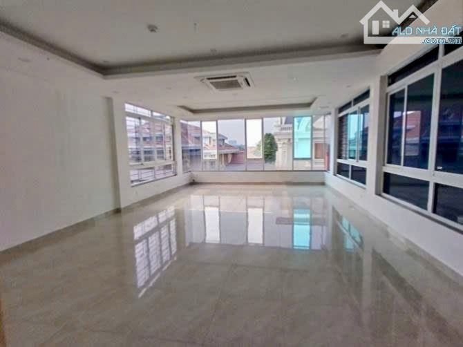 Cho thuê nhà nguyên căn Việt Hưng, Long Biên - Ô tô tránh, Vỉa hè, Có thang máy - 1