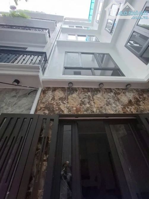 KHU VIP - NGÕ ĐẸP GẦN PHỐ - SÁT MẶT NGÕ Ô TÔ TRÁNH -- NỞ HẬU - QUÁ CHI LÀ HIẾM - 1