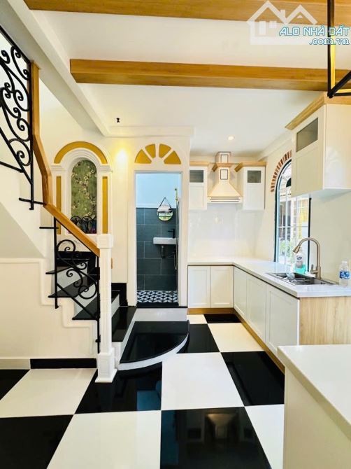 NHÀ ĐẸP HẺM 3 GÁC 42m2 , NGAY TRỤC PHẠM VĂN ĐỒNG - GÒ VẤP. 2 PHÒNG NGỦ, BAN CÔNG RỘNG - 1