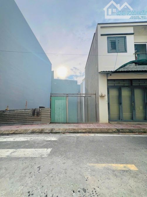 BÁN ĐẤT ĐẸP LIỀN TỈN.H LỘ 10 - KHU TÊN LỬ.A - HẺM ÔTÔ - NH ( 8X18M ) - 1
