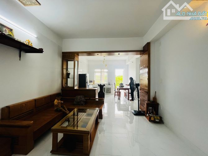 Cho thuê căn hộ 80m2 full nội thất mới đẹp góc 2 mặt tiền đường Nguyễn Ái Quốc - 1