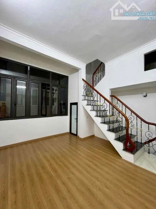 Bán nhà Ngã Tư Sở. DT: 50/60m, 4 tầng, MT: 5m. Ô tô vào nhà.Giá: 13,8 tỷ - 1