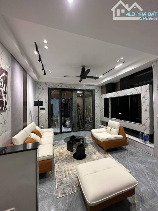 Bán nhà Trần Khát Chân - 6 tầng thang máy xây mới, full nội thất - tương lai ra mặt phố.