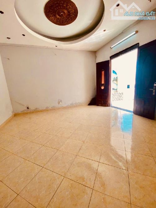 NHÀ GIẢ BIỆT THỰ  SÂN RỘNG 20M - LÂM VĂN BỀN - XE HƠI TẬN NHÀ -DT 118M2 - NHỈNH 8 X - 1
