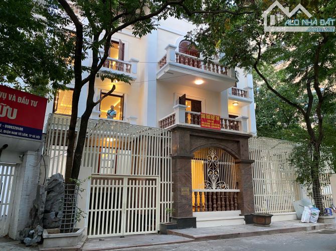 Cho thuê biệt thự đẹp đẳng cấp lô góc KDT Mỹ Đình. DT 220m2, 1 hầm, 4 nổi. Giá 80 tr/thg - 1