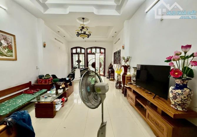 👉 NHÀ 3 TẦNG - NỘI THẤT GỖ SANG XỊN MỊN - VỊ TRÍ VIP - ĐƯỜNG NÚI THÀNH - SÁT DUY TÂN - 1