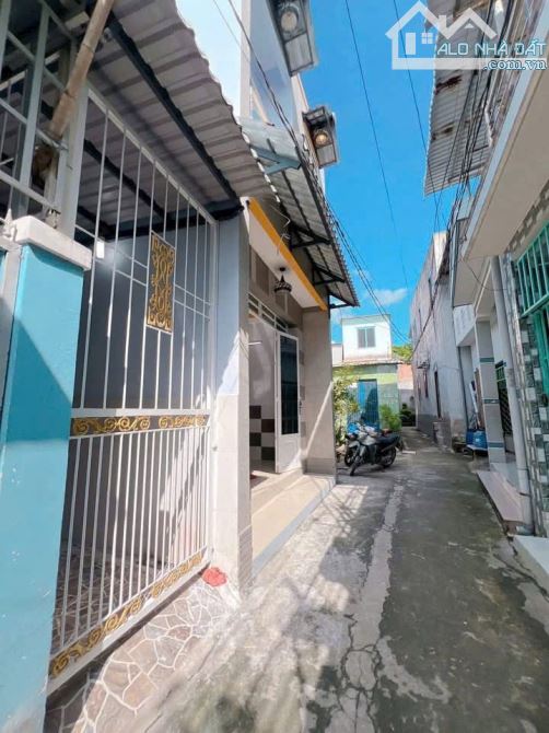 Nhà 1 Lầu Mái Hộp 5,7 x 8m, 2PN 2WC Sổ Hồng Riêng Giá Rẻ Còn Thương Lượng - 1