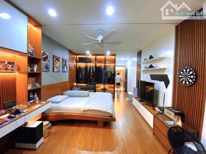 120 tỷ /246 m2/ 8.2 M tiền/ 7 tầng / Mặt Phố Hồng Hà