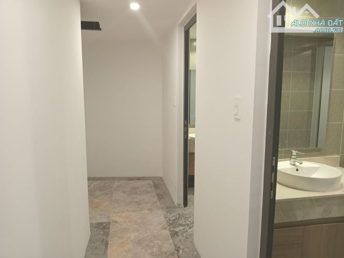 Bán toà nhà Mặt Phố Hoàng Quốc Việt - lô góc 400m2 - 9 tầng nổi + hầm - MT 15m - 179 tỷ - 2
