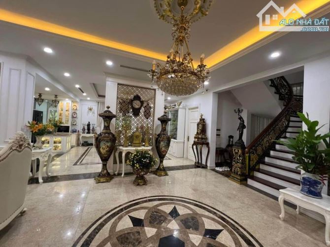 Bán Biệt Thự Công Viên Cầu Giấy  - Đường lớn 5 Ô tô tránh - 326,3m2 * 4T + 1 hầm - 95 tỷ - 2