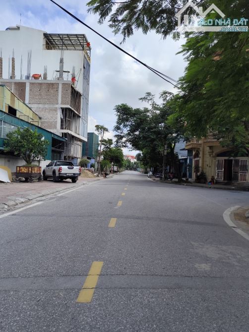 Bán nhà cự khối. 100m² , mt 5m nhà 5 tầng đường ôtô tránh kinh doanh giá 16 tỷ TL . - 2