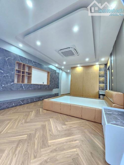 Hơn 7 tỷ, bán nhà đẹp Cầu Diễn, 6 tầng thang máy, ô tô, tặng nội thất xịn. - 2