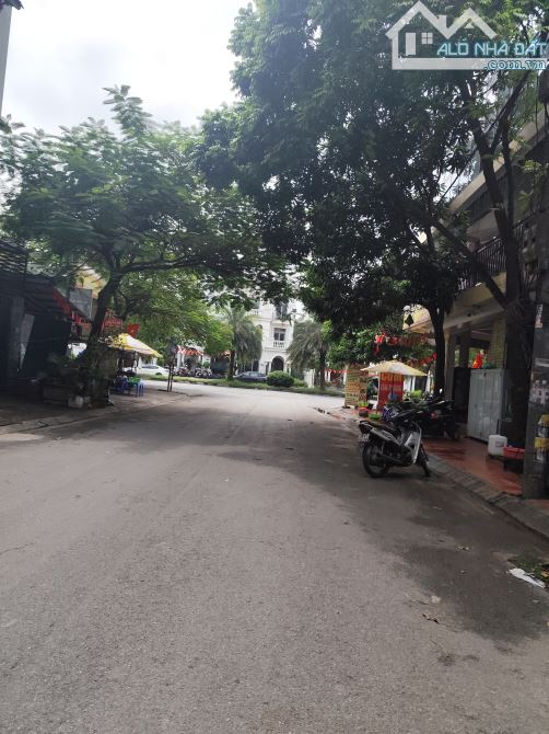 Bán đất mặt phố víp việt hưng 105m² , mt 5m lô góc 3 mặt tiền vỉa hè ôtô tránh giá 35 tỷ . - 2