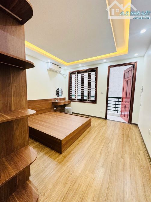 HOA LÂM-LONG BIÊN 31.8  m2X5T ,Ô TÔ ĐỖ CỔNG  GIÁ 6 TỶ XÍU CÓ THƯƠNG LƯỢNG Ở NGAY - 2