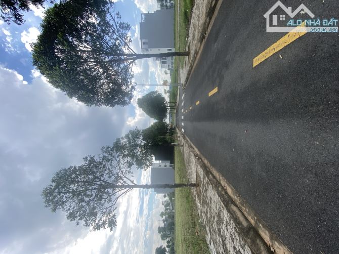 🔥 ĐẤT 100m² (5x20) – VỊ TRÍ ĐẸP – GIÁ 8,85 TỶ  Nội dung: 💎 Bán đất diện tích 100m² (5x20 - 2