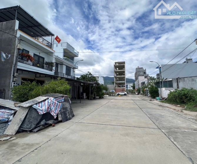 ĐẤT TĐC HÒN RỚ 2 NHÁNH SÔNG PHƯỜNG NAM NHA TRANG GIÁ 5 TỶ  -------- - DT: 100m2 ngang 5 dà - 2