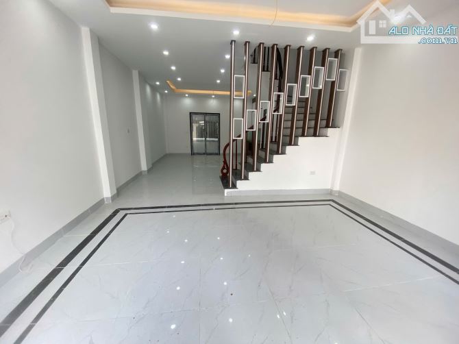 Nhà trong đê ngõ rất rộng, 41m2 xây 3,5 tầng mới cứng,vị trí cực đẹp, giá rẻ nhất trong đê - 2