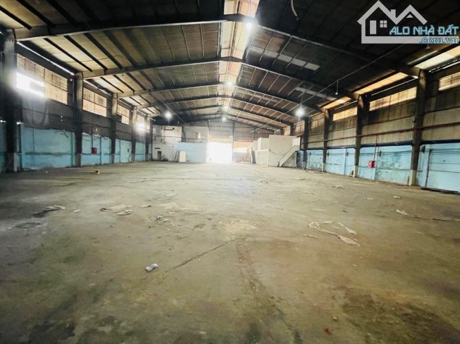 NHÀ XƯỞNG - MẶT TIỀN QUỐC LỘ 1A - GẦN NGÃ TƯ BÀ HÔM - DT 1600M - ĐIỆN 3PHA - HỆ THỐNG PCCC - 2