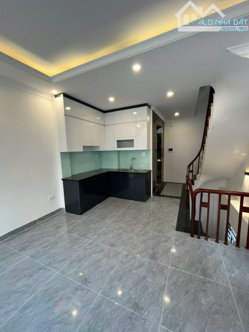 NHÀ XÂY MỚI 6TẦNG  THANG MÁY - GARA OTO - GIANG BIÊN - 2