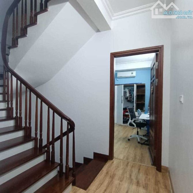 Nguyễn Hoàng Tôn , phân lô tổng cục 2, 40m2 hơn 11 tỷ, nội thất VIP, ô tô, sát phố - 2