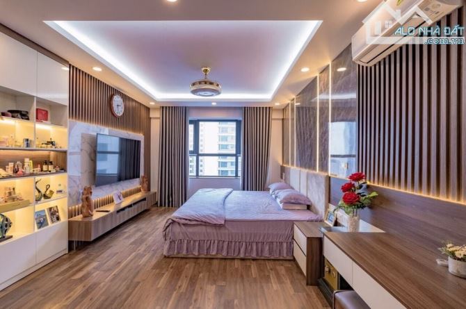 10m ra mặt phố không ngoặt, 5 tầng thang máy, lô góc Văn Cao DT42m2 giá 10.2 tỷ - 2