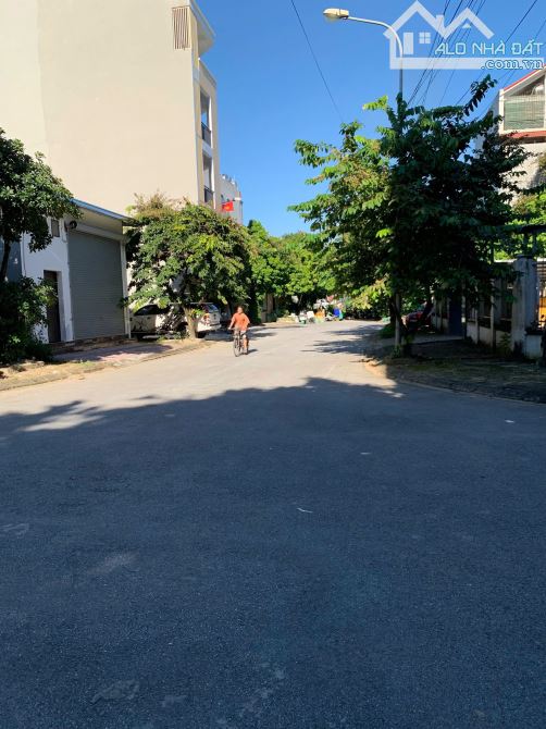Đất đấu giá 80m2 -lô góc, 2 mặt tiền - phân lô -kinh doanh - mặt tiền 17m -16,99tỷ.Sổ đẹp - 1