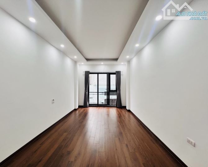 Siêu hiếm nhà phố Hào Nam, 10m ra ô tô tránh, dt 23m2 x 4 tầng. Mặt tiền 3.2m. Nhà đẹp ở n - 2