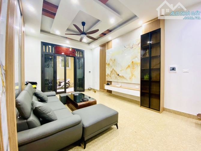 NGAY NGÃ TƯ SỞ - NHÀ DÂN XÂY ĐẸP - SÁT Ô TÔ - NGÕ NÔNG - GẦN PHỐ - MẶT TIỀN RỘNG - TRƯỚ - 2