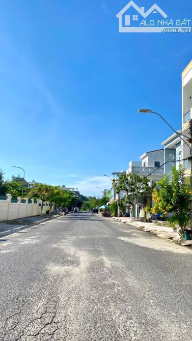 Chỉ 4,8 tỷ có ngay lô đất đẹp 2 mặt tiền Đường rộng 16m, cách biển 1 phút 80m2 - 2