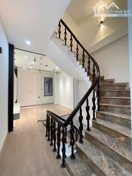 bán nhà phố nguyễn sơn - phân lô - 2 mặt tiền - Nhà đepj - 43m2 - 5 tầng - giá : 11.45 tỷ - 2