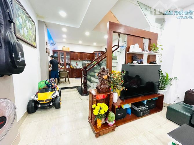 Nhà 4 tầng hẻm ô tô Ni Sư Huỳnh Liên, gần Bàu Cát, 5.7 tỷ - 2