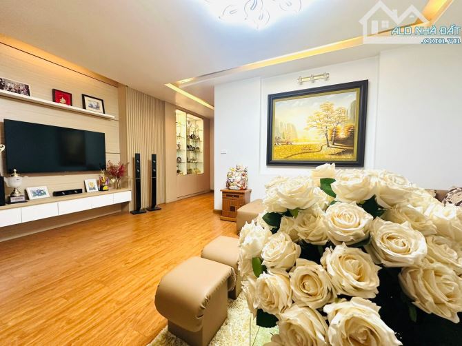 Bán nhà phân lô Lạc Trung,80m x 6 tầng giá 24 tỷ,gara ô tô,dân trí cao,nhà đẹp ở ngay - 2