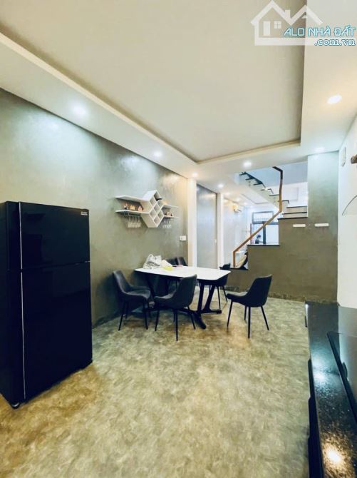 Nhà hẻm 1 sẹc, 53m2, đúc 3 tầng, cực đẹp, P Khánh hội, nhỉnh 5 tỉ - 2